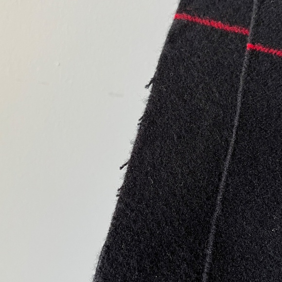 Cashmere-blend large scarf/wrap, in black, white, and red, like new, 28 x 70 in - Picture 11 of 11